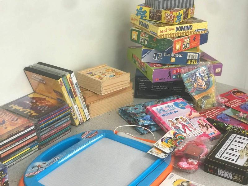 Vandaag hadden wij speelgoed uitgedeeld aan kinderen die tussen de middag in het huis van de wijk aanwezig waren
