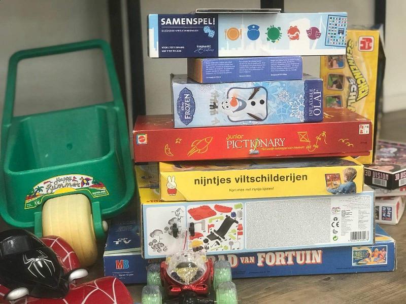 Vandaag hadden wij speelgoed uitgedeeld aan kinderen die tussen de middag in het huis van de wijk aanwezig waren
