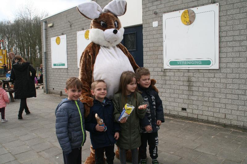 | 31-03-2018 foto paas eieren zoeken op de stormpolder beverwaard 
 
