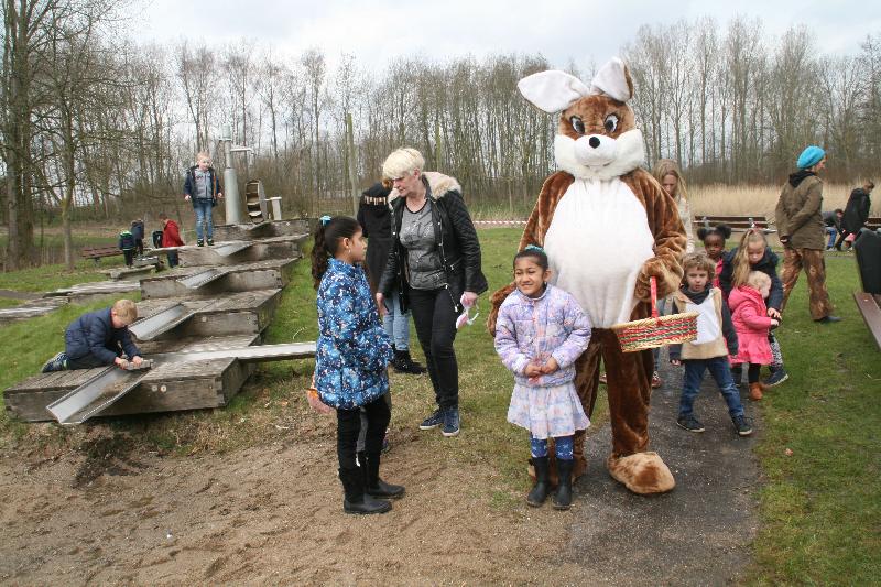 | 31-03-2018 foto paas eieren zoeken op de stormpolder beverwaard 
 
