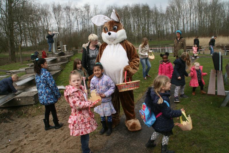 | 31-03-2018 foto paas eieren zoeken op de stormpolder beverwaard 
 
