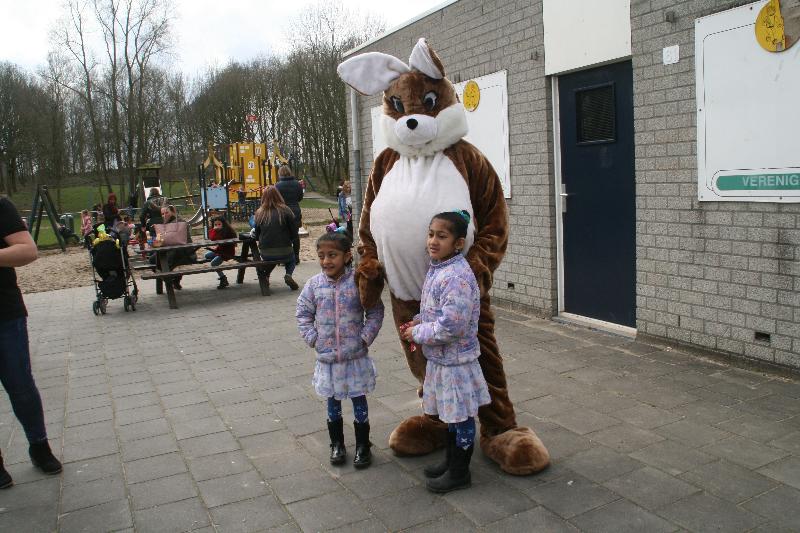 | 31-03-2018 foto paas eieren zoeken op de stormpolder beverwaard 
 
