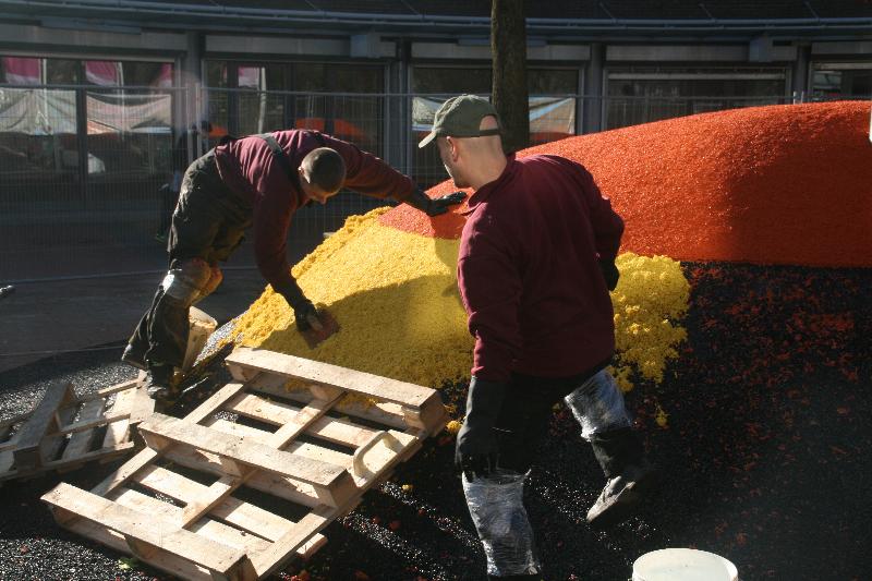 12-03-2018 gekleurde bollen in het winkelcentrum op het plein komt een speelplek voor de kinderen beverwaard