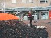 12-03-2018 gekleurde bollen in het winkelcentrum op het plein komt een speelplek voor de kinderen beverwaard