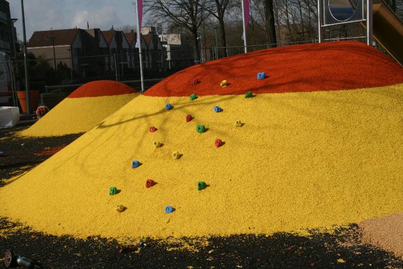 14-03-2018 gekleurde bollen in het winkelcentrum op het plein komt een speelplek voor de kinderen beverwaard