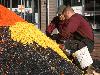 12-03-2018 gekleurde bollen in het winkelcentrum op het plein komt een speelplek voor de kinderen beverwaard