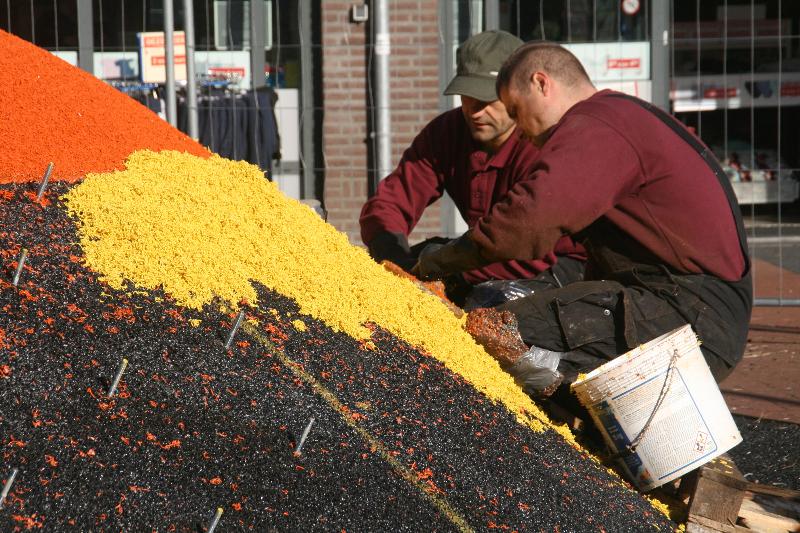 12-03-2018 gekleurde bollen in het winkelcentrum op het plein komt een speelplek voor de kinderen beverwaard