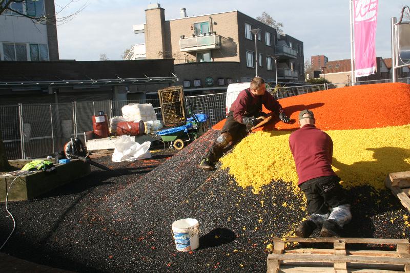 12-03-2018 gekleurde bollen in het winkelcentrum op het plein komt een speelplek voor de kinderen beverwaard