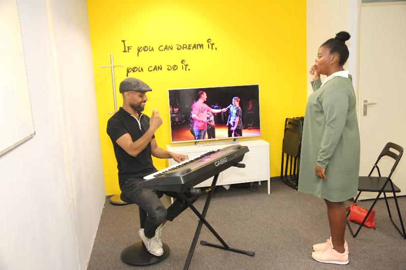 ZANGERS OPGELET! 🎤 Woensdag 8 augustus organiseert Stichting Urban Skillsz een Vocalsz zangworkshop, voor jongeren van 12-23 jaar