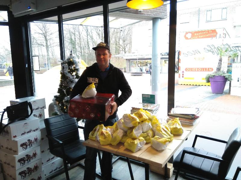 19-12-18 sponsoring oliebollen kerstpakketten actie in doet effe mee cafe oudewatering beverwaard