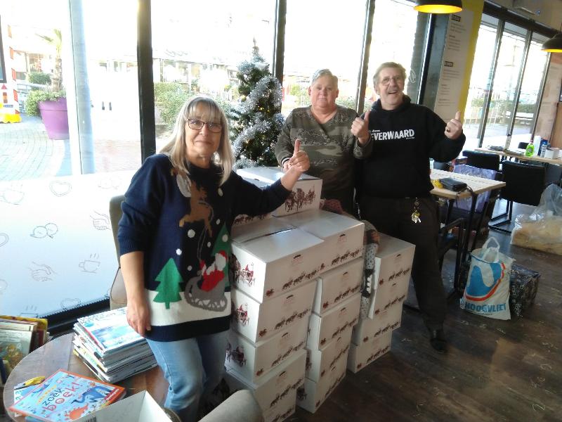 19-12-18 sponsoring oliebollen kerstpakketten actie in doet effe mee cafe oudewatering beverwaard