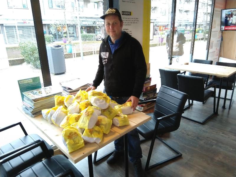 19-12-18 sponsoring oliebollen kerstpakketten actie in doet effe mee cafe oudewatering beverwaard