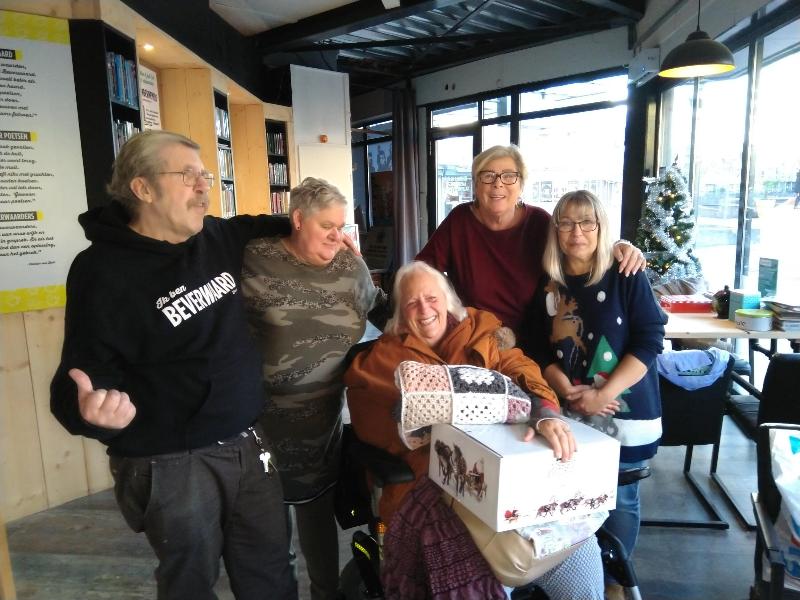 19-12-18 sponsoring oliebollen kerstpakketten actie in doet effe mee cafe oudewatering beverwaard