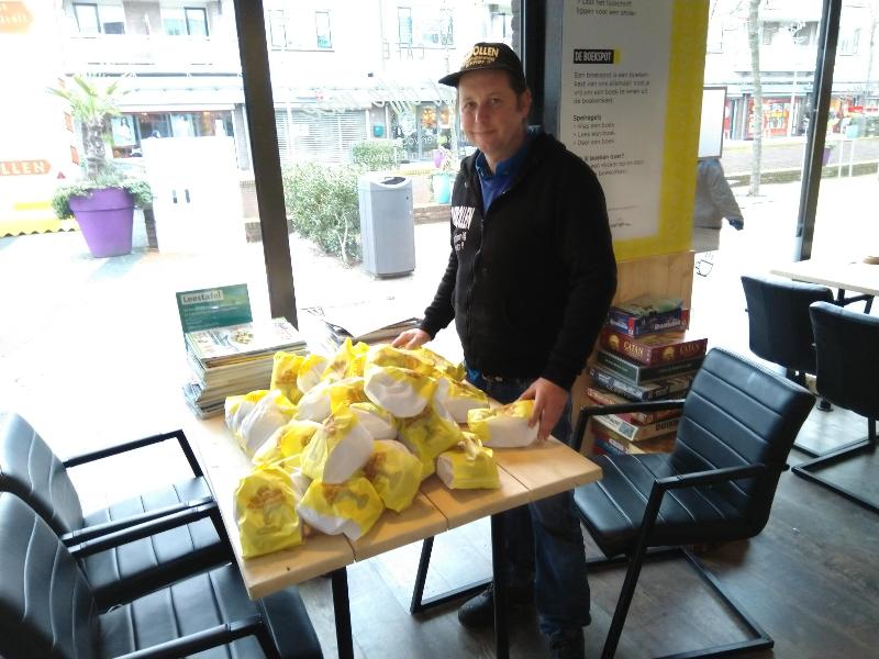 19-12-18 sponsoring oliebollen kerstpakketten actie in doet effe mee cafe oudewatering beverwaard
