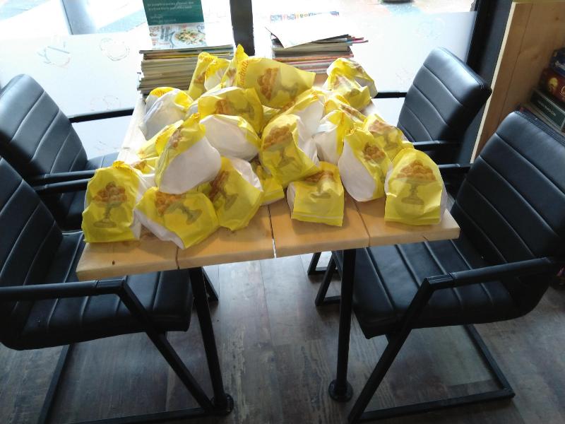 19-12-18 sponsoring oliebollen kerstpakketten actie in doet effe mee cafe oudewatering beverwaard