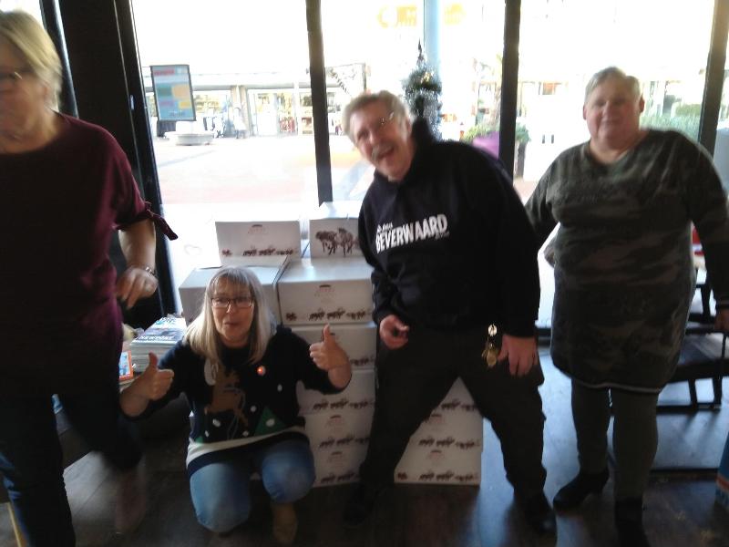 19-12-18 sponsoring oliebollen kerstpakketten actie in doet effe mee cafe oudewatering beverwaard