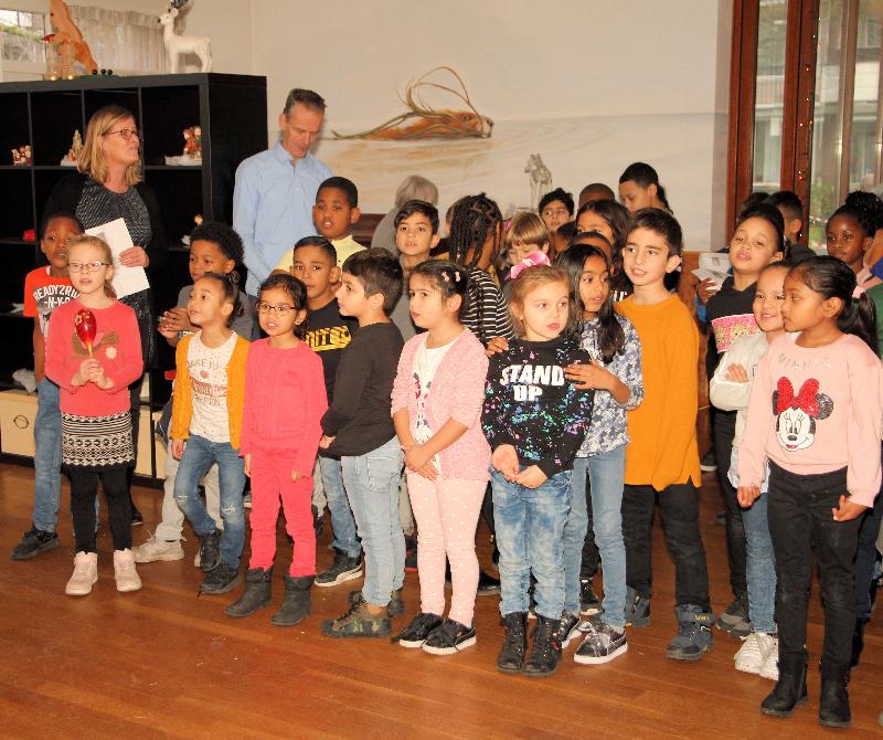 18-12-18 zingen in de ijsselburgh 80 kinderen van de parel school beverwaard