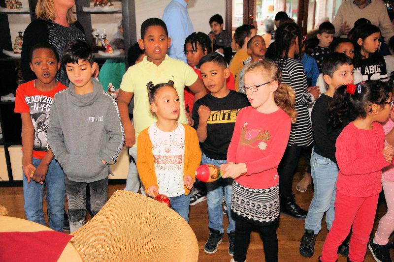18-12-18 zingen in de ijsselburgh 80 kinderen van de parel school beverwaard