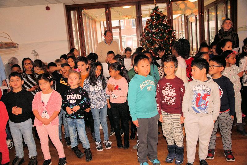 18-12-18 zingen in de ijsselburgh 80 kinderen van de parel school beverwaard