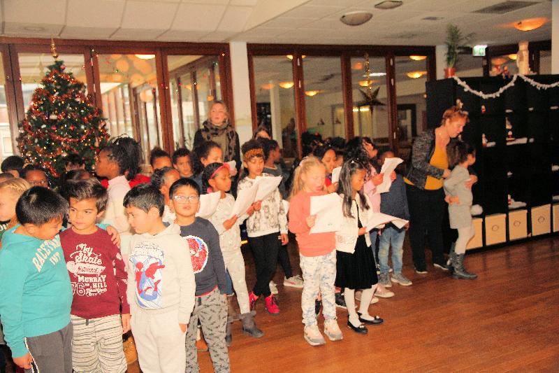 18-12-18 zingen in de ijsselburgh 80 kinderen van de parel school beverwaard