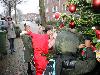 | 13-12-19 kerstboom sandeburgbaan kinderen van de rk de regenboog hebben tekeningen gemaakt en in de boom gehangen 