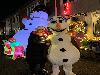 | 19-12-20 kerst devile rhijnauwensingel met olaf en kerstvrouw op de foto 