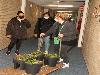 3-5-21 plantjes uitdelen aan bewoners ijsselburgh en plantjes zetten in de tuin van de ijsselburgh gesponsort door woonbron en VRIENDEN VAN IJSSELBURGH humanitas skillskitchen