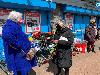 | 8-5-21 rozen uitdelen bij hoogvliet stichting ik geef gesponsord door deelgemeente ijsselmonde  